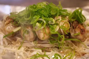 Grilled oysters teppan-yaki (Photo: <a href="http://www.gethiroshima.com" target="_blank" rel="noreferrer noopener nofollow">gethiroshima</a>)