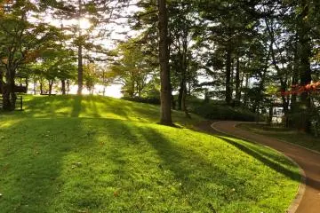 저멀리 있는 호수 쪽에서 해가 지고 있다