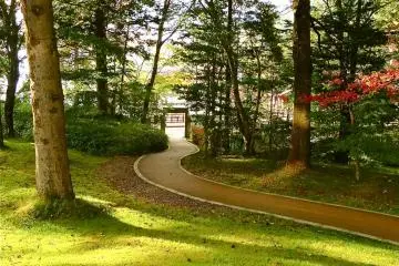 호텔 정원에서 호수로 가는 길
