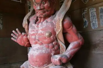 The "Un" guardain has his mouth closed