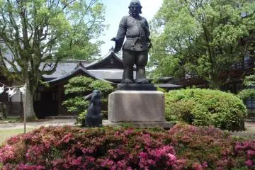 Man and rabbit (Photo: Shimane Prefectural Government)