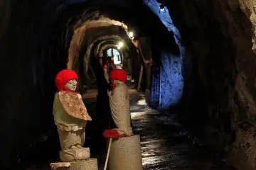 The tunnel between Ishite-ji and Okuno-in is an experience in itself