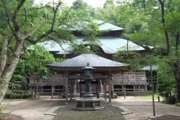 The main building at Matsunoodera. The start of the trail is to the right of this building.