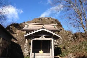 A shrine in front of the volcanic rock on Aoba San in Northern Kyoto. You can see the rope on the right side.