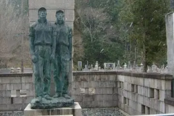 전 직원들을 위한 회사 묘. 눈이 오기 시작했다.