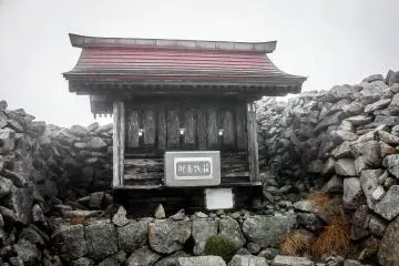 Melewati salah satu monumen keagamaan