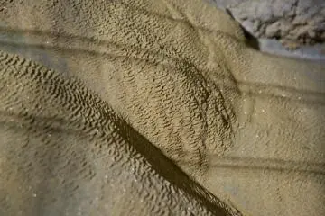 <p>Gros plan d'une formation rocheuse ressemblant &agrave; du sable tr&egrave;s fin, ou &agrave; du cr&ecirc;pe si vous avez de l'imagination</p>
