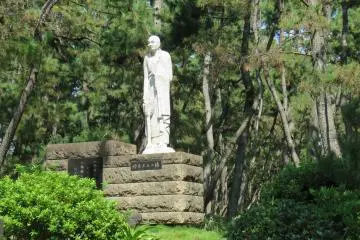 One of many historic Statues in Sonbonhama Park
