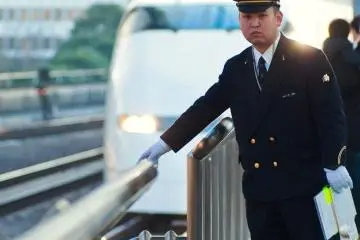 <p>Un conductor de Japan Railways checando las v&iacute;as mientras el Shinkansen Tokaido de Kioto y Shin Osaka llega a Tokio</p>
