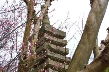문 밖에 있는 독특한 파고다 같은 조각상