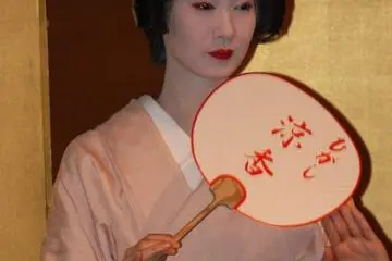 Geisha in Pink (Photo: <a href="http://www.flickr.com/photos/globalcitizen01/6085097858/" target="_blank" rel="noreferrer noopener nofollow">Global Citizen</a>)