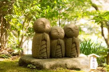 Three guardian deities, called "ryoen jizo", pray that you'll find a suitable partner to marry