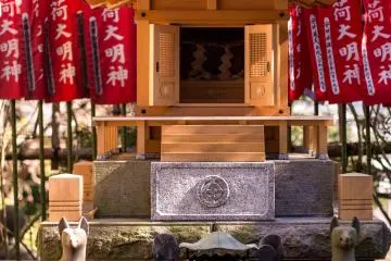 The kakigari inari, or fox's oyster shrine, lies nestled to the side of the main buildings in honor of the legend that the temple's main statue was protected by oyster shells