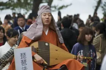 Blind biwa houshi "lute priests" spread the epic tale of the rise and fall of the Heike clan throughout Japan.