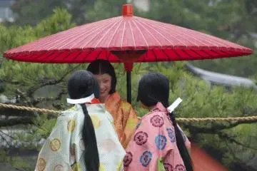 Kiyomori's ladies take a moment.