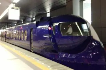 <p>Para viajeros sin pase Japan Railway, puedes tomar el tren futurista Rapit desde el aeropuerto hacia Tengachaya por &yen;300 si usas el boleto Kyoto Access</p>