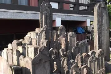 Saya kurang paham apakah ini satu atau banyak kuburan