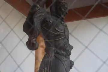 Salah satu patung penjaga di gerbang