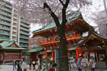 이 사원은 일본인들의 일상 생활 사이에 둘러싸있다