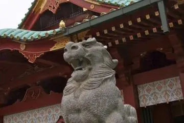 대부분의 사원은 악령을 쫓으려 무서운 조각상들이 지킨다