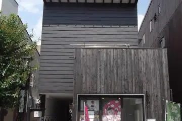 The entrance from the side