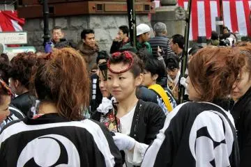 ดื่มสาเกและอุ่นเครื่องที่หน้านาฬิกาใกล้กับสถานีโดะโกะ