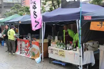 สาเกสำหรับให้เลือกชิมและเลือกซื้อที่ตลาดบนถนนนิคิตะซึต