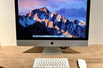 Anda dapat menggunakan empat buah komputer desktop mac yang tersedia dengan gratis
