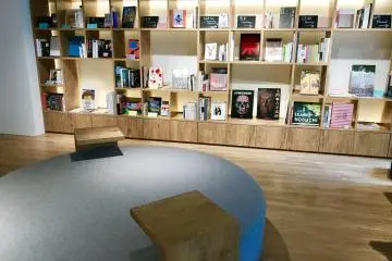 Anda bisa membaca buku yang ada di ruang bersama pusat informasi