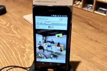 Anda dapat menggunakan telepon ini untuk menelepon secara lokal maupun internasional dengan gratis