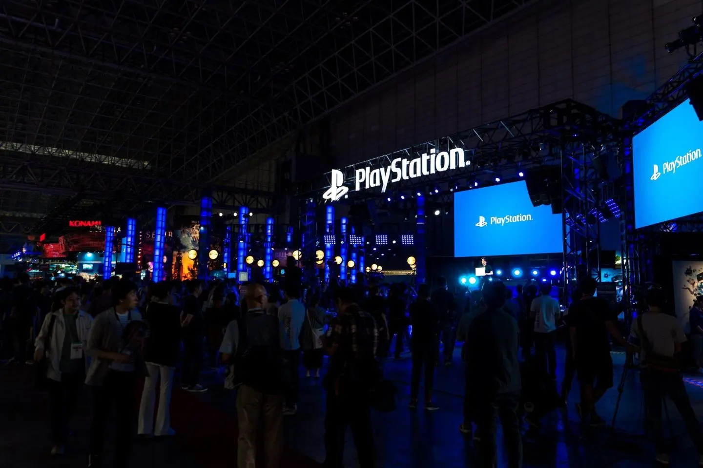 2018년 PlayStation 이벤트에서 (저작권: Sergey Galyonkin / CC BY-SA 2.0)