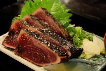 Katsuo no Tataki (seared bonito) (Photo: <a href="http://www.flickr.com/photos/petite-tomo/761309534/" target="_blank" rel="noreferrer noopener nofollow">Tomoko Kunihiro</a>)