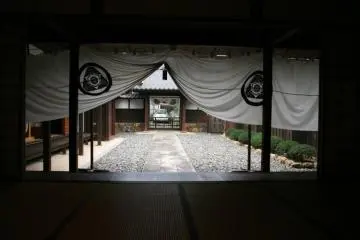 Special curtains with the resident lord's crests were displayed.