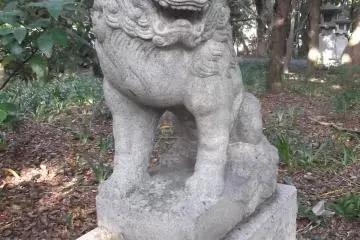 A guardian lion at the side shrine
