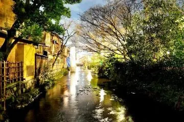 Shirakawa gushing by the back of the ochayas or tea houses of Gion (Photo: <a href="http://www.flickr.com/photos/solsetur/4431893707/" target="_blank" rel="noreferrer noopener nofollow">eefeewahfah</a>)