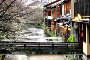 Shirakawa Canal Gion home of illuminated cherry blossoms from the last week of March to the first week April subject to the cherry blossoms blooming on time (Photo: <a href="http://www.flickr.com/photos/richardfisher/3727221779/" target="_blank" rel="noreferrer noopener nofollow">Richard Fisher / CC</a>)