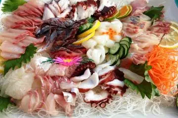 맛있는 해산물과 닭고기 요리, 넘치는 사시미와 커다란 게요리가 보트에서의 점심 식사로 우리를 반겨주었다. 무알코올 맥주, 기린 맥주나 사케 또한 골라 마실 수 있다.