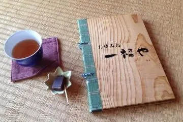 <p>A lunch menu is available, but if you want the special lunch you'll have to reserve in advance.</p>