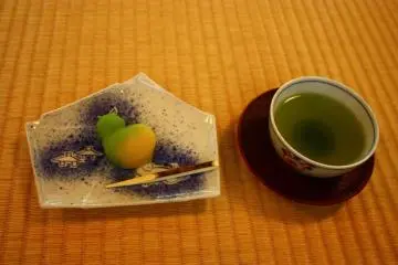 <p>전통 일본 과자와 녹차</p>
