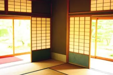 <p>전형적인 일본 스타일의 단조로운 방</p>