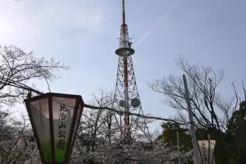 Taman Hijiyama adalah mudah untuk mengakses dengan mobil atau bahkan berjalan kaki singkat dari stasiun & menawarkan opsi yang paling pas untuk menikmati Hanami di kota Hiroshima