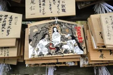 <p>ป้ายขอพรบอกเล่าเรื่องราวของอามาเทราสุ</p>