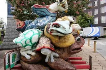 The three frogs at the West Entrance of Nawate Street (Photo: Tom Roseveare)