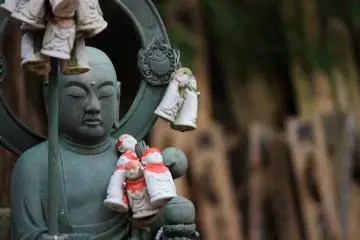 This statue seems to be very contemplative.