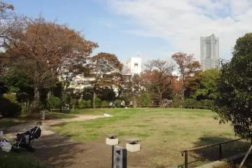 The Nogeyama Park and Zoo has plenty of greenery and a great view of the city. (Photo: Tomoko Kamishima)