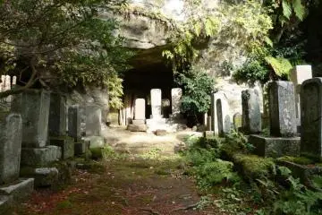 สุสานภายในวัด