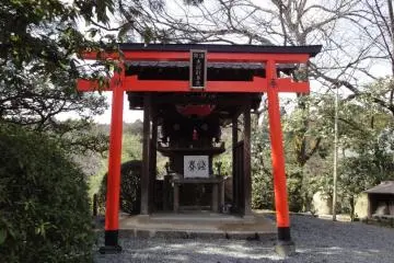 ศาลเจ้าชินโตบนเกาะในสระน้ำ