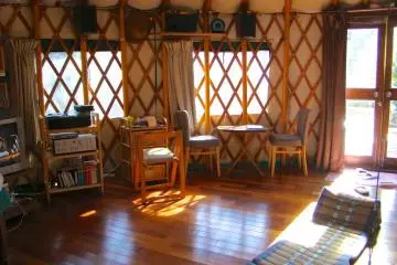 <p>유르트 (Yurt: 몽골, 시베리아 유목민들의 전통 텐트) 내부</p>