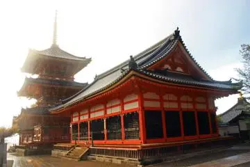 <p>Lapangan di Kiyomizudera sepi dalam hujan ... waktu yang tepat untuk berkunjung apabila Anda ingin menikmatinya dengan damai.</p>