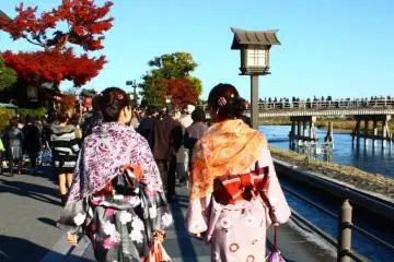 <p>Kimono warna-warni dalam rombongan orang di Arashiyama.</p>